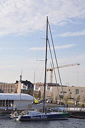 ein Segelboot am Dock