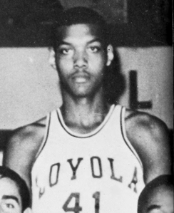 Les Hunter, foto del anuario del equipo de baloncesto masculino de Loyola de 1963.png