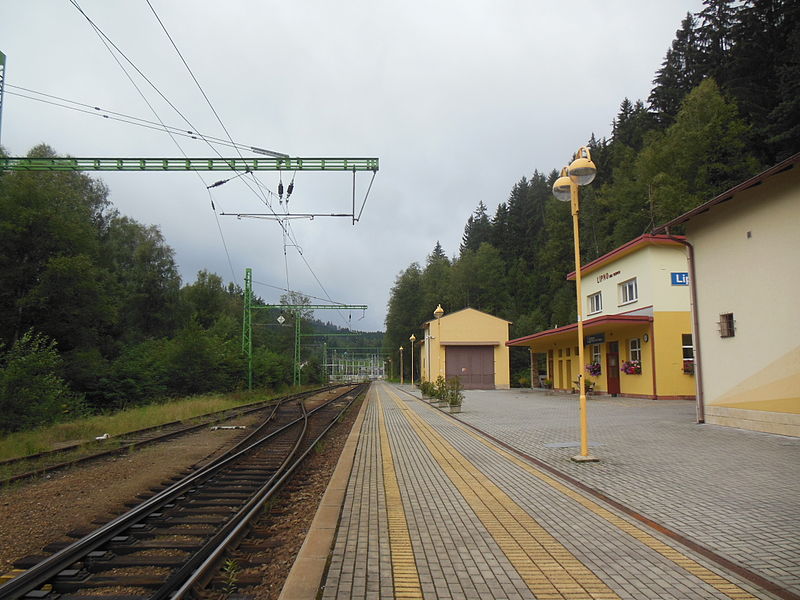 File:Lipno nad Vltavou, nádraží (03).jpg