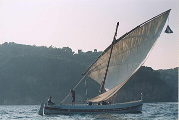 Llagut Santa Espina navegant amurat a babord. Les veles tradicionals eren de cotonia.