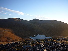 Monadh Mor'un N sırtından Loch nan Stuirteag ve Cairn Toul - geograph.org.uk - 587392.jpg