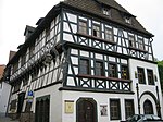 Huset där Luther bodde i Eisenach ägdes av Luthers rika släktingar[19] på moderssidan.