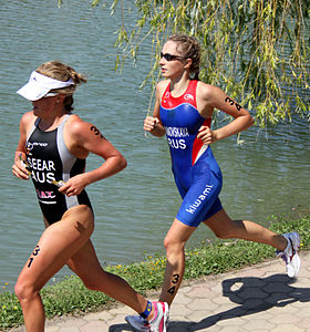 Maxine Seear (links) beim Weltcup in Tiszaújváros knapp vor der Russin Ljubow Andrejewna Iwanowskaja (2009)
