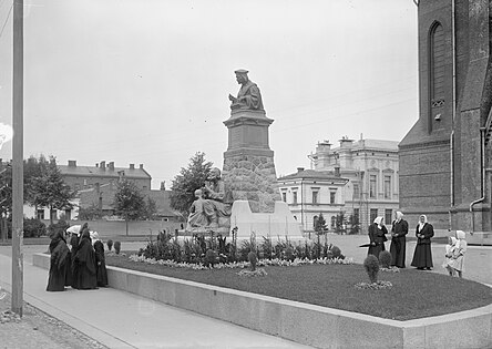 Памятник Микаэлю Агриколе перед входом в 1908 году