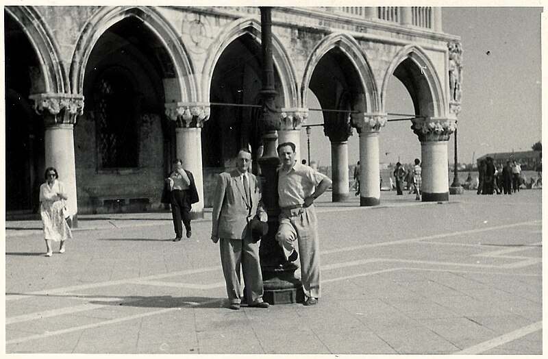 File:Maciej Maslowski and Polish consul Stefan Plonski, Piazza San Marco Venice, August 1948.jpeg