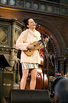 Die englische Singer-Songwriterin Mara Carlyle in der Union Chapel in London, Februar 2012