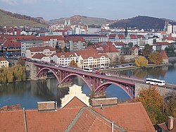 Canol Maribor gyda'r Hen Bont ar hyd Afon Drava