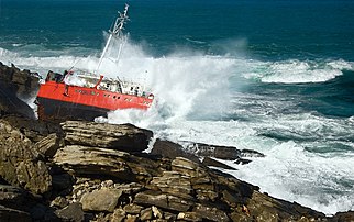 Le Maro, un cargo de 96 mètres, s'est échoué sur la côte de la province de Guipuscoa (Espagne) le 6 mars 2008. Quatre jours plus tard, une forte tempête a brisé le cargo en trois morceaux. Sur la photographie, est visible la poupe, ornée d'un graffiti. (définition réelle 2 050 × 1 287)