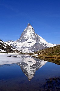 İsviçre'nin Valais kantonu ile İtalya'nın Piyemonte ve Aosta Vadisi bölgelerinde bulunan Pennine Alpleri'nin doğu cephesinde bulunan Matterhorn ve onun Riffelsee'deki yansıması. (Üreten: DBeyer)
