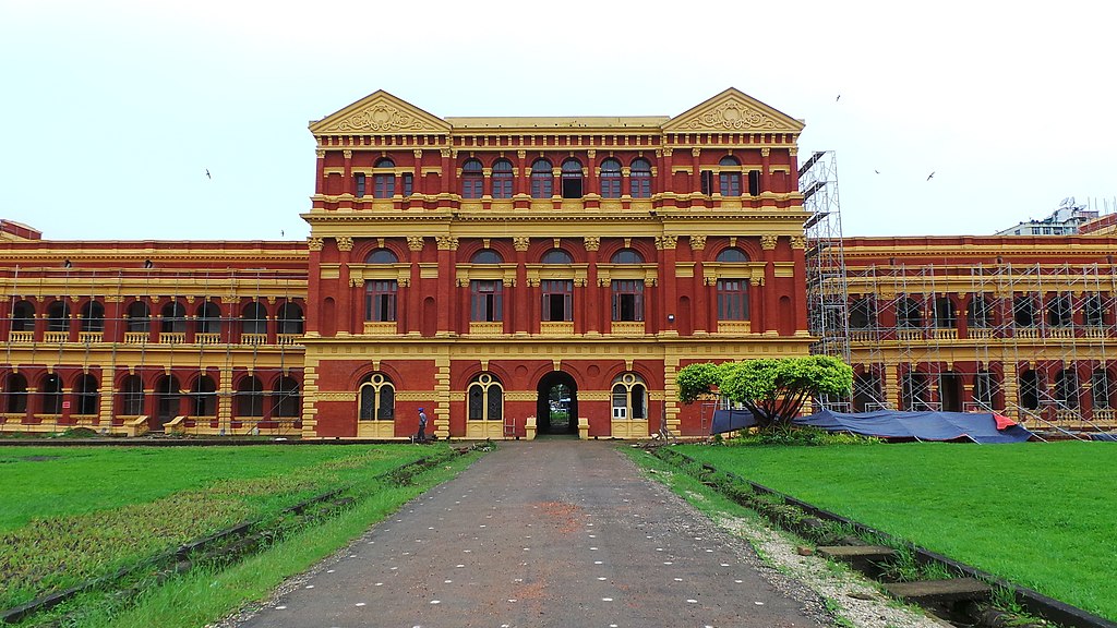 1024px-Ministers%27_Office_Yangon_2.jpg