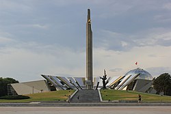 Arkkitehti, professori Viktar Kramarenkan johdolla suunniteltu, vuonna 2014 avattu Suuren isänmaallisen sodan valtionmuseo, jonka edessä korkea Minsk on sankarikaupunki -muistomerkki.