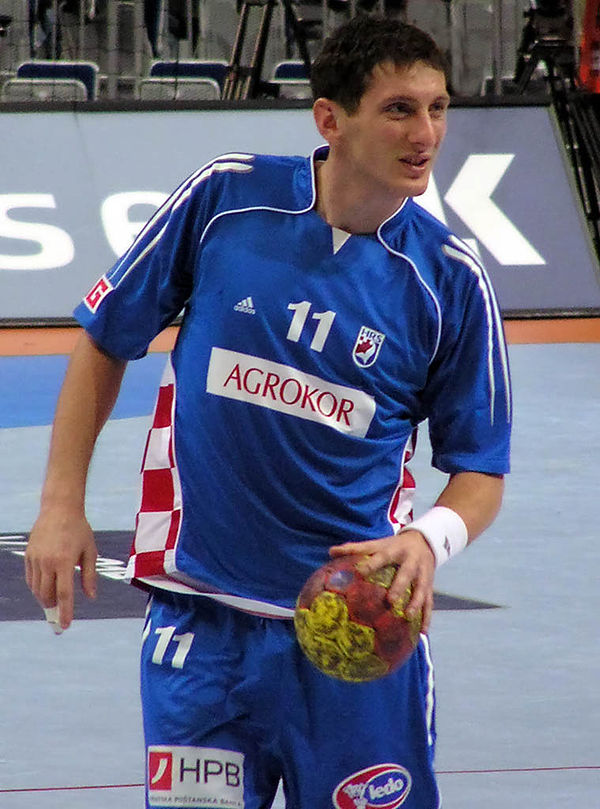 Džomba playing with the Croatia national team