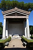 Replică a unui templu, construit între 1889 și 1890 pe baza ruinelor găsite în Alatri, acum în Muzeul Național Etrusc al Vilei Giulia (Roma)
