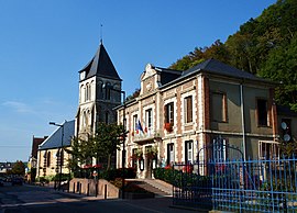 Montfort-sur-Risle'deki belediye binası ve kilise