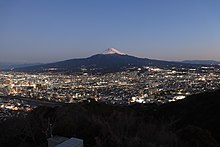 香貫山の芝住展望台から望む沼津市街地と愛鷹山、富士山