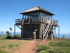 Vista dal Monte Harkness Fire Lookout sul Monte Harkness.