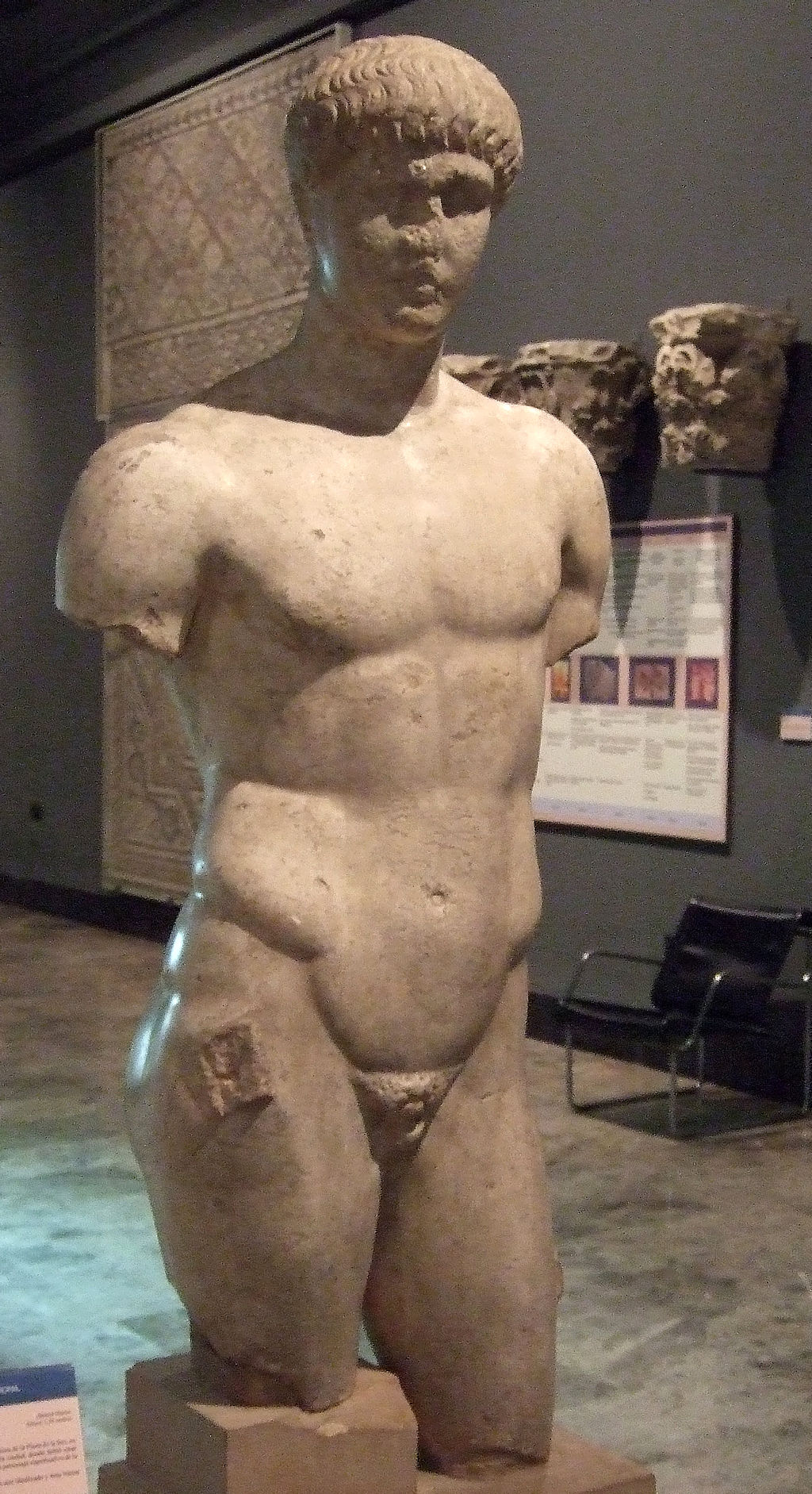 Estatua varonil (siglo I adC). Marmol blanco