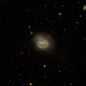 NGC 6104 mit LEDA 2069189[1] (r.o.) SDSS-Aufnahme