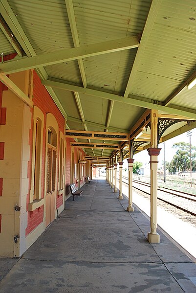 File:NarranderaRailwayStationPlatform.JPG