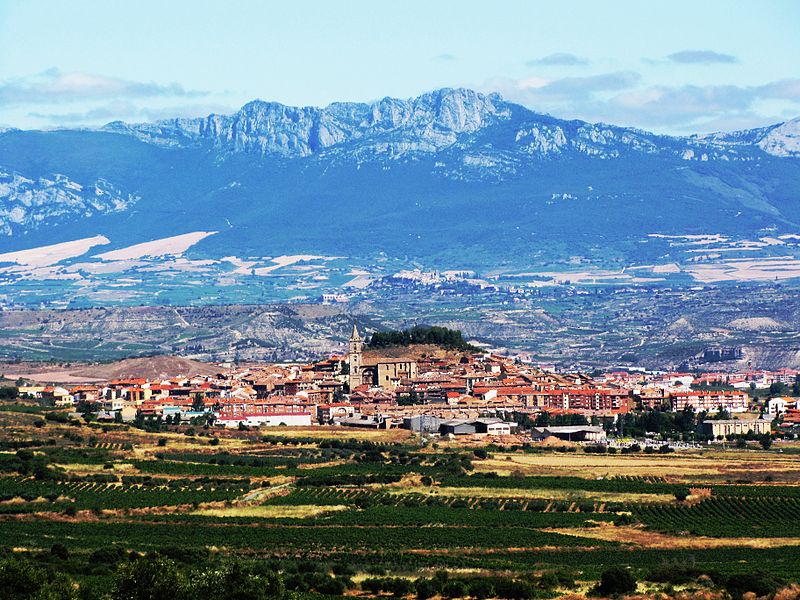 File:Navarrete y la Sierra de Cantabria.JPG