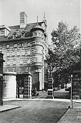 Photograph of the Scotland Yard police headquarters building.