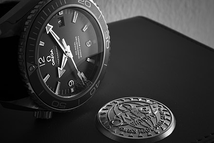 Черные часы обои. Omega Seamaster Black. Обои часы Омега симастер. Часы Омега мужские чёрный цыферблат. Омега часы с черным циферблатом.