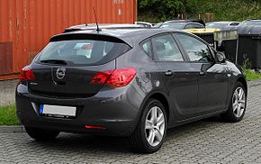 Opel Astra (J) – Heckansicht, 21. Juni 2011, Heiligenhaus.jpg