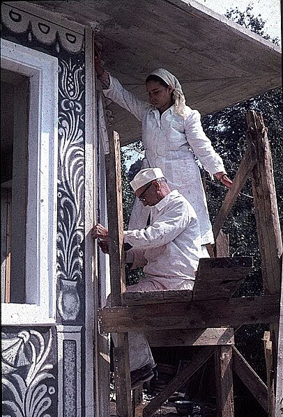 File:Otto Bestereimer bei einer Sgraffito Arbeit 10.jpg