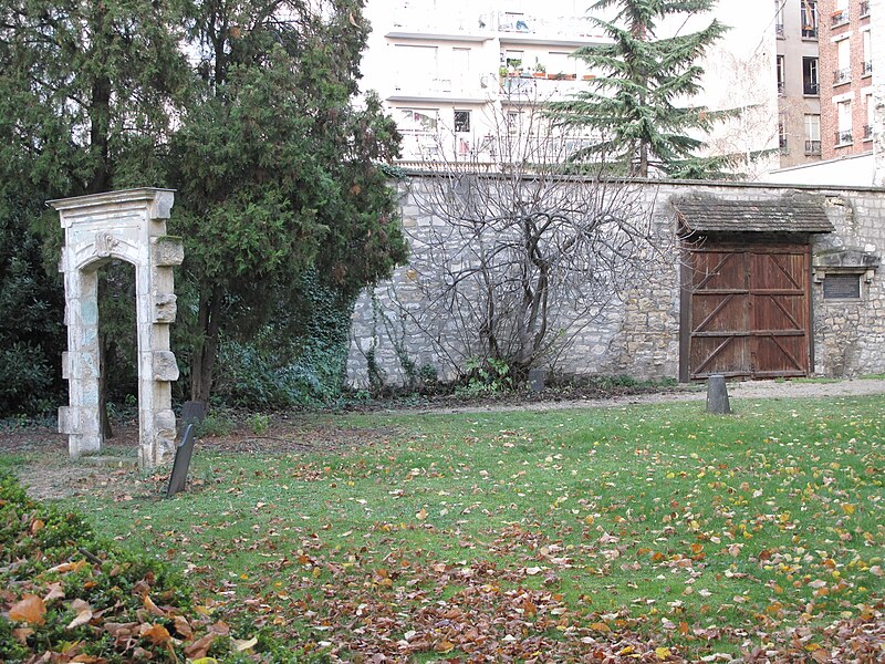 File:Overview door and gate Picpus.jpg