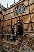 Oxford - Bodleian Library 1602 - Old School Quadrangle - Statue of William Herbert, 3rd Earl of Pembroke (1580-1630) by Hubert Le Sueur 02.jpg