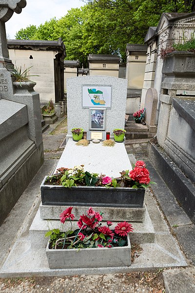 File:Père-Lachaise - Division 69 - Moaven 02.jpg