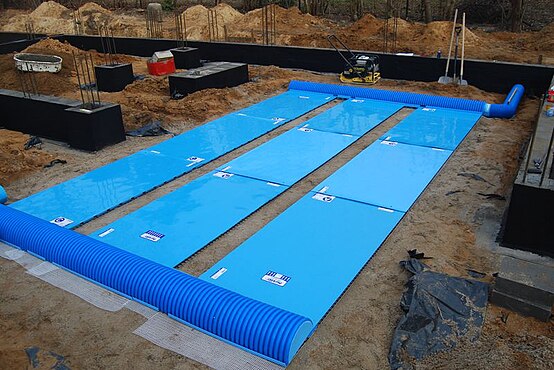 Plate ground heat exchanger inside the foundation walls