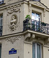 Médaillon d'Alexandre Dumas à l'angle de la rue et du boulevard Voltaire.