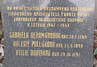 Pamětní deska tří Kafkových sester na Novém židovském hřbitově v Praze