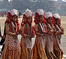 Vallási fesztiválra beöltözött lányok