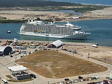 Crucero turístico arribando al puerto de Dos Bocas, municipio de Paraíso.