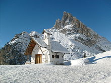 La chiesetta del Falzarego e il Sass de Stria in inverno.