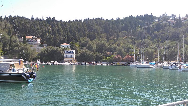 File:Paxoi port green water.jpg