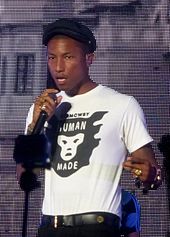 Pharrell Williams - ayakta - summersonic - Ağustos 16 2015.jpg