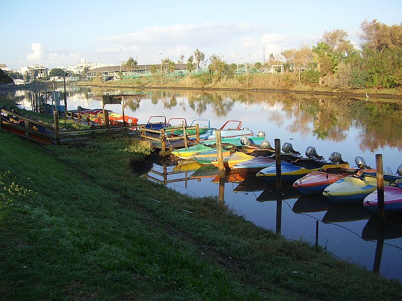 File:PikiWiki Israel 11435 boats in yarkon river.jpg