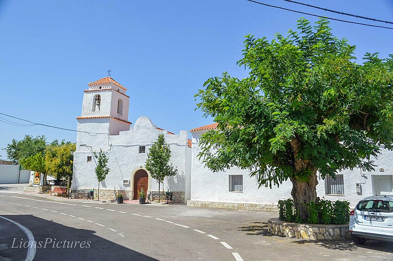 File:Plaza del pueblo. Benitagla.jpg