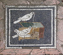 Mosaïque représentant des colombes et un coffre à bijoux (représentation de la richesse), maison du Faune.