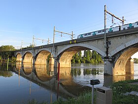 Ein MI 09 fährt auf der Brücke des großen Armes der Seine in Richtung Maisons-Laffitte ein.