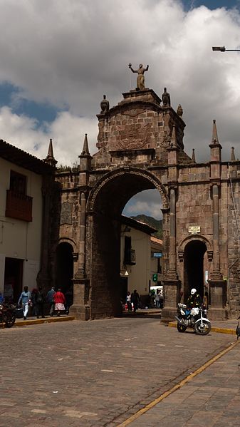 Archivo:Portal de Santa Clara, Cusco.jpg