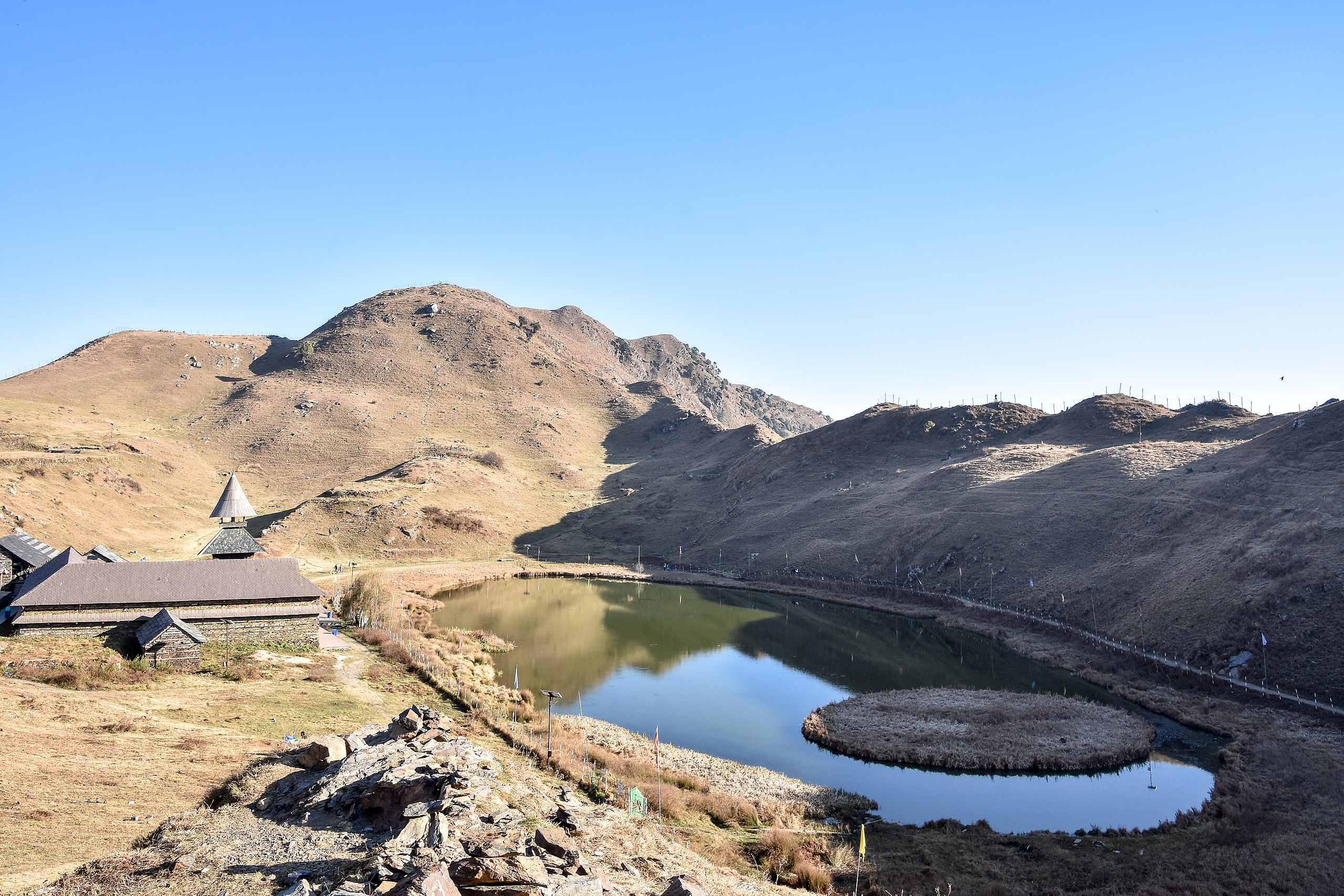 File:Hillock in front of the Prashar Lake (21250561509).jpg