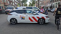 Progress Pride-vlag op een auto van de handhaving (2022).