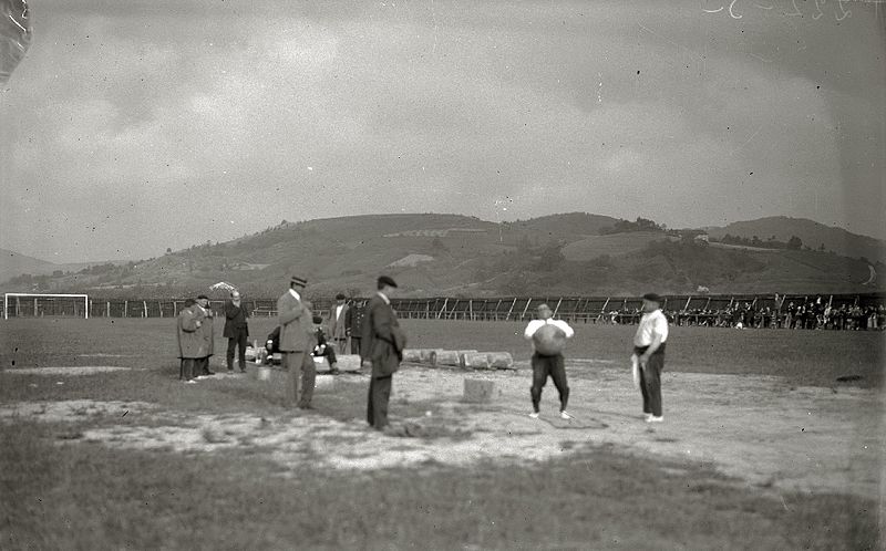 File:Pruebas de deporte rural en una campa (2 de 4) - Fondo Car-Kutxa Fototeka.jpg