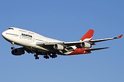 Qantas Boeing 747-400 MEL Nazarinia.jpg