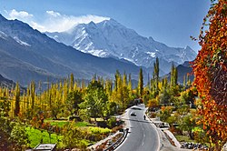 7788 m (25551 jalkaa) korkea Rakaposhi Nagarin laaksosta katsottuna