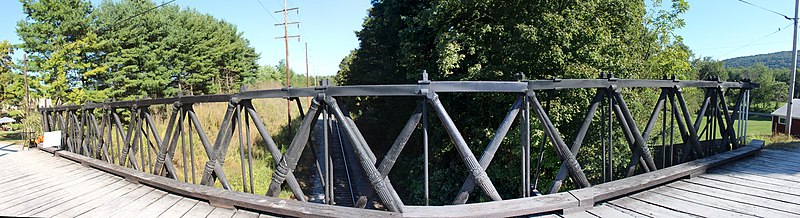 File:Reading-Halls Station Bridge in Color 4.jpg